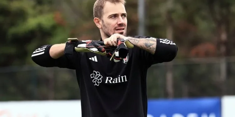 Beşiktaş’a, Mert Günok’tan sevindirici haber