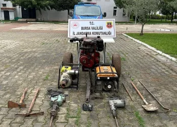 Bursa’da kaçak kazı yapan şüphelilere jandarma baskını