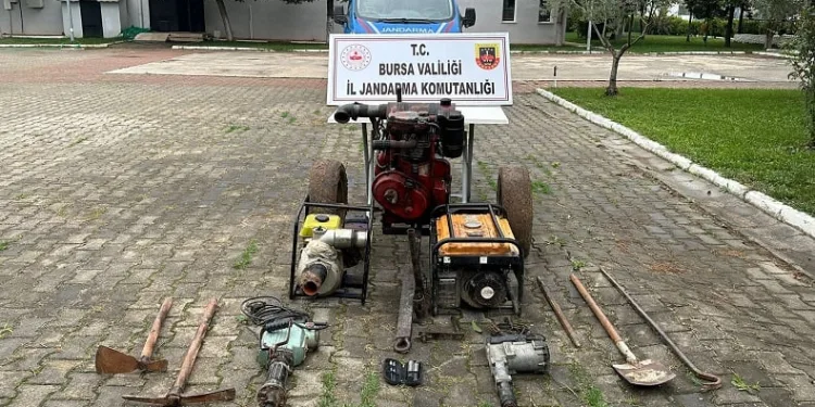 Bursa’da kaçak kazı yapan şüphelilere jandarma baskını