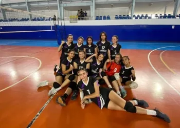 Naip Hüseyin Anadolu Lisesi voleybolda ilçe şampiyonu oldu