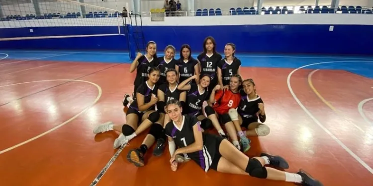 Naip Hüseyin Anadolu Lisesi voleybolda ilçe şampiyonu oldu