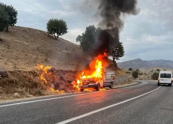 Alev topuna dönen kamyonettin içinden son anda çıktılar