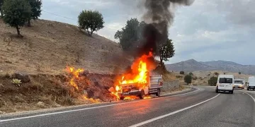 Alev topuna dönen kamyonettin içinden son anda çıktılar