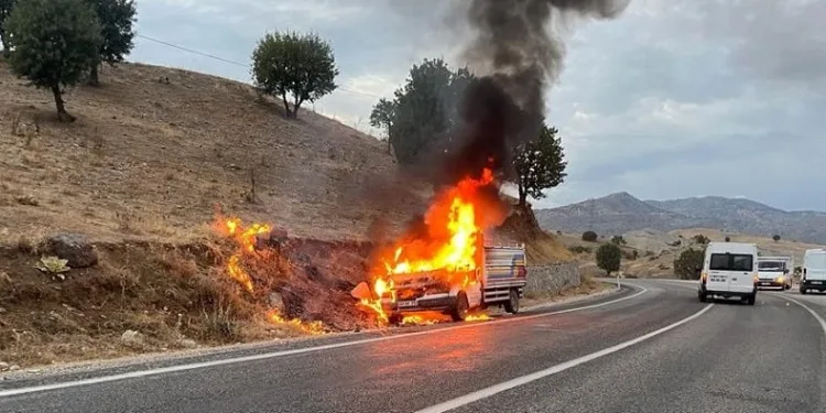 Alev topuna dönen kamyonettin içinden son anda çıktılar