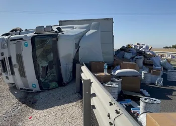 Aksaray’da tır devrildi: 2 yaralı