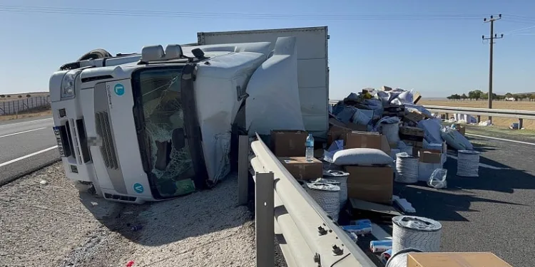 Aksaray’da tır devrildi: 2 yaralı
