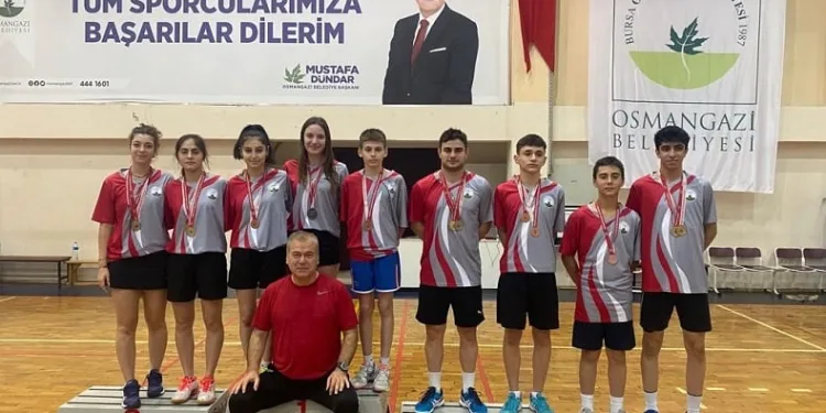 Osmangazi Badminton takımının şampiyonluk sevinci