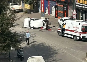 Bursa’da park halindeki otomobile çarptı: 2 yaralı