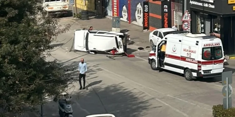 Bursa’da park halindeki otomobile çarptı: 2 yaralı