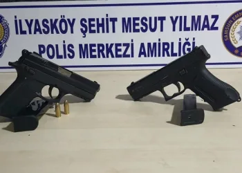 Şüpheli araçta silah ele geçirildi