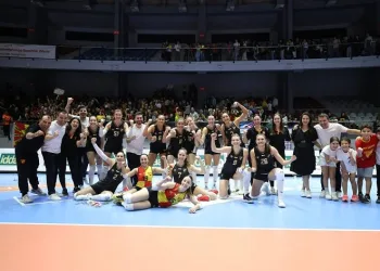 Göztepe Voleybol, ilk galibiyetini İzmir derbisinde aldı