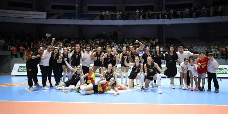 Göztepe Voleybol, ilk galibiyetini İzmir derbisinde aldı