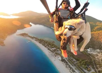 Köpeğiyle yamaç paraşütü atlayışı yaptı