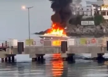 Bakırköy’de lüks tekne alevlere teslim oldu