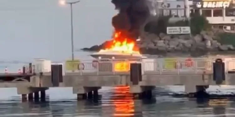 Bakırköy’de lüks tekne alevlere teslim oldu