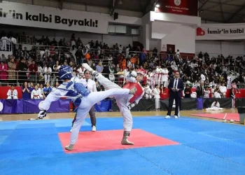 Bayraklı’da Cumhuriyet coşkusu sporla başladı