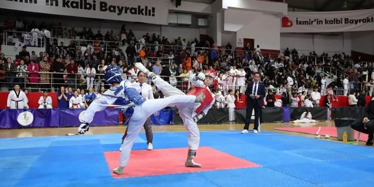 Bayraklı’da Cumhuriyet coşkusu sporla başladı