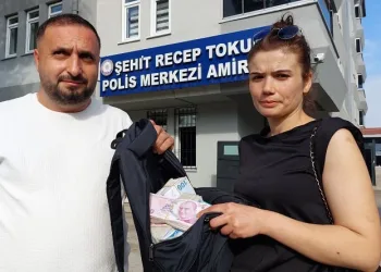 Sokakta bulduğu çanta dolusu parayı sahibine teslim etti