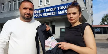 Sokakta bulduğu çanta dolusu parayı sahibine teslim etti