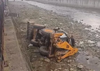 İş makinesi dereye düştü, sürücü yaralandı