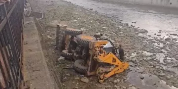 İş makinesi dereye düştü, sürücü yaralandı