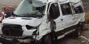 Yolcu minibüsü takla attı