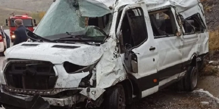 Yolcu minibüsü takla attı