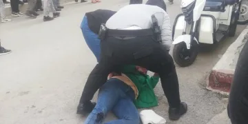 Eşini ve ilişkisi olduğunu düşündüğü kişiyi bıçakladı