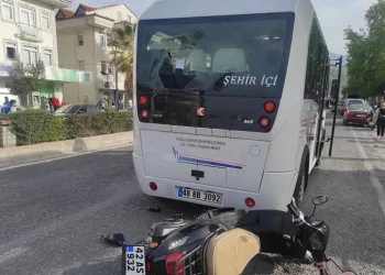 Minibüse çarpan motosiklet sürücüsü hayatını kaybetti
