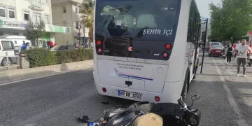 Minibüse çarpan motosiklet sürücüsü hayatını kaybetti