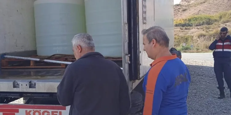 Asit taşıyan tırda sızıntı meydana geldi