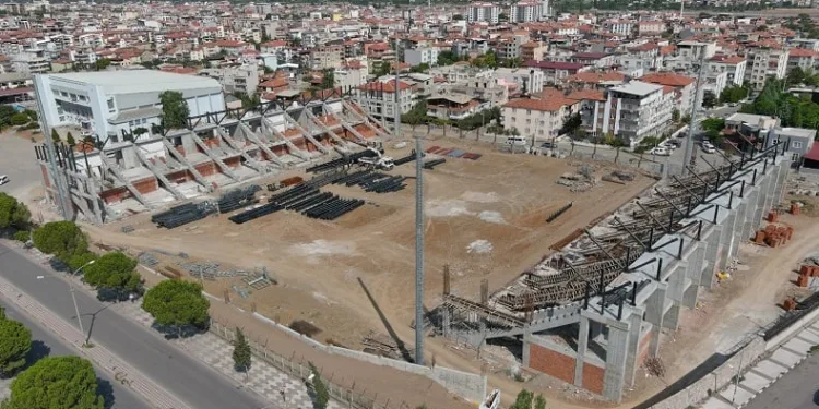 Soma Stadyumu’nda çalışmalar devam ediyor