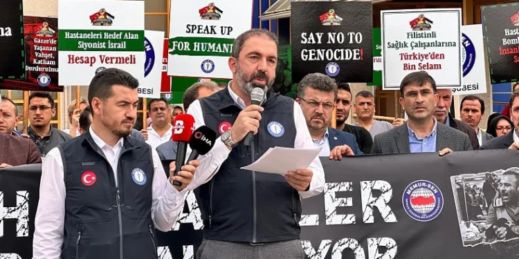 Bursa’da sağlık çalışanları Filistin için tek yürek oldu