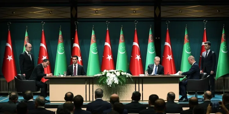 Türkiye ve Türkmenistan arasında 13 anlaşma imzalandı