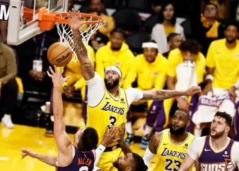 NBA’de Lakers, Suns’ı yenerek ilk galibiyetini aldı