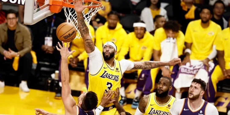 NBA’de Lakers, Suns’ı yenerek ilk galibiyetini aldı