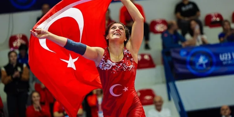 Nesrin Baş üst üste 2. kez Dünya Güreş Şampiyonası’nda şampiyon oldu