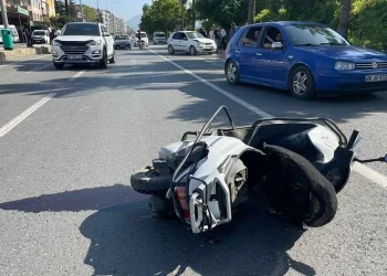 Yaya geçidini kullanan motosiklet sürücüsü ağır yaralandı