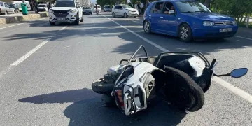 Yaya geçidini kullanan motosiklet sürücüsü ağır yaralandı