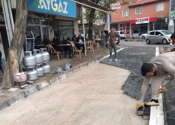 İvrindi’de kaldırım taşları yenileniyor