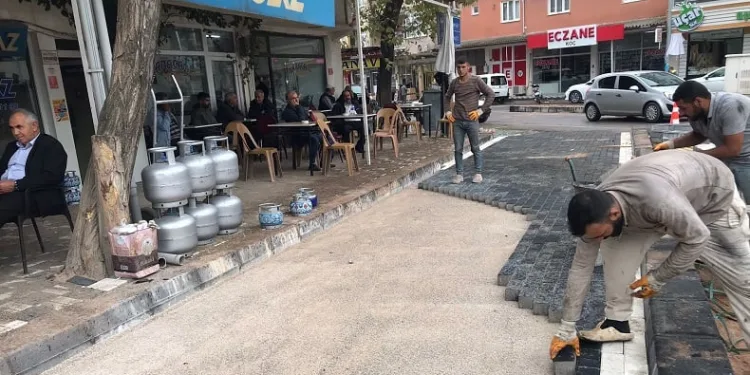 İvrindi’de kaldırım taşları yenileniyor