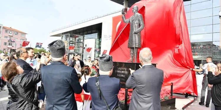 Atatürk Heykelinin açılışı gerçekleşti