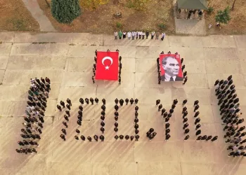 Bursa’da 230 öğrenciden 100. Yıl koreografisi