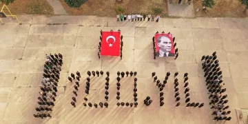 Bursa’da 230 öğrenciden 100. Yıl koreografisi