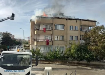 3 katlı binanın çatısı alevlere teslim oldu
