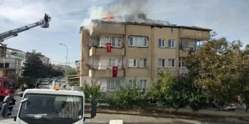 3 katlı binanın çatısı alevlere teslim oldu