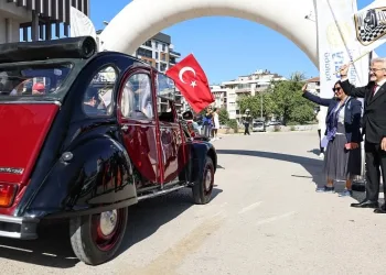 Bursa’da klasik otomobiller, kız çocukları için yola çıktı