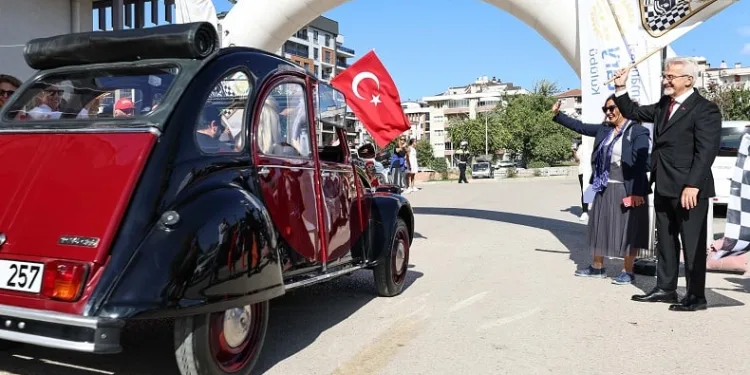 Bursa’da klasik otomobiller, kız çocukları için yola çıktı
