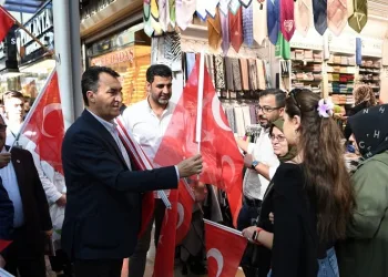 Başkan Dündar’dan çarşı esnafına Türk Bayrağı