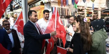 Başkan Dündar’dan çarşı esnafına Türk Bayrağı